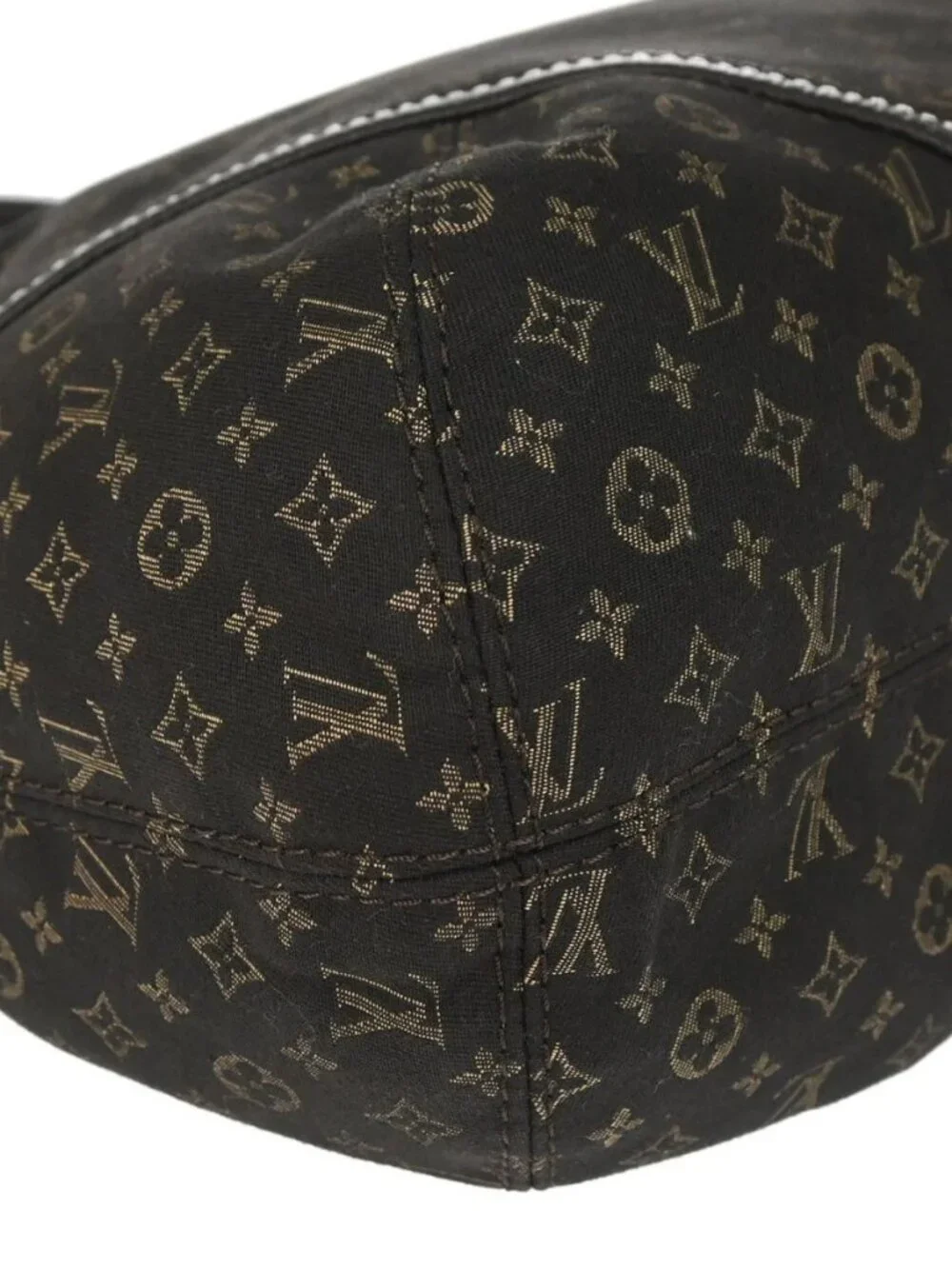 Louis Vuitton outside 	a+